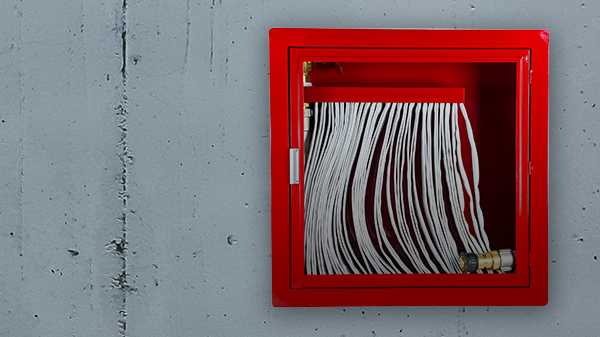 Gabinetes instalados sobre una pared amarilla